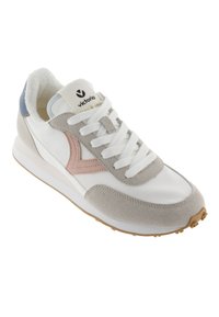 Baskets pour hommes en cuir blanc avec des accents en suède gris, détail du logo rose, languette texturée et semelle en caoutchouc. Design à lacets avec col rembourré.