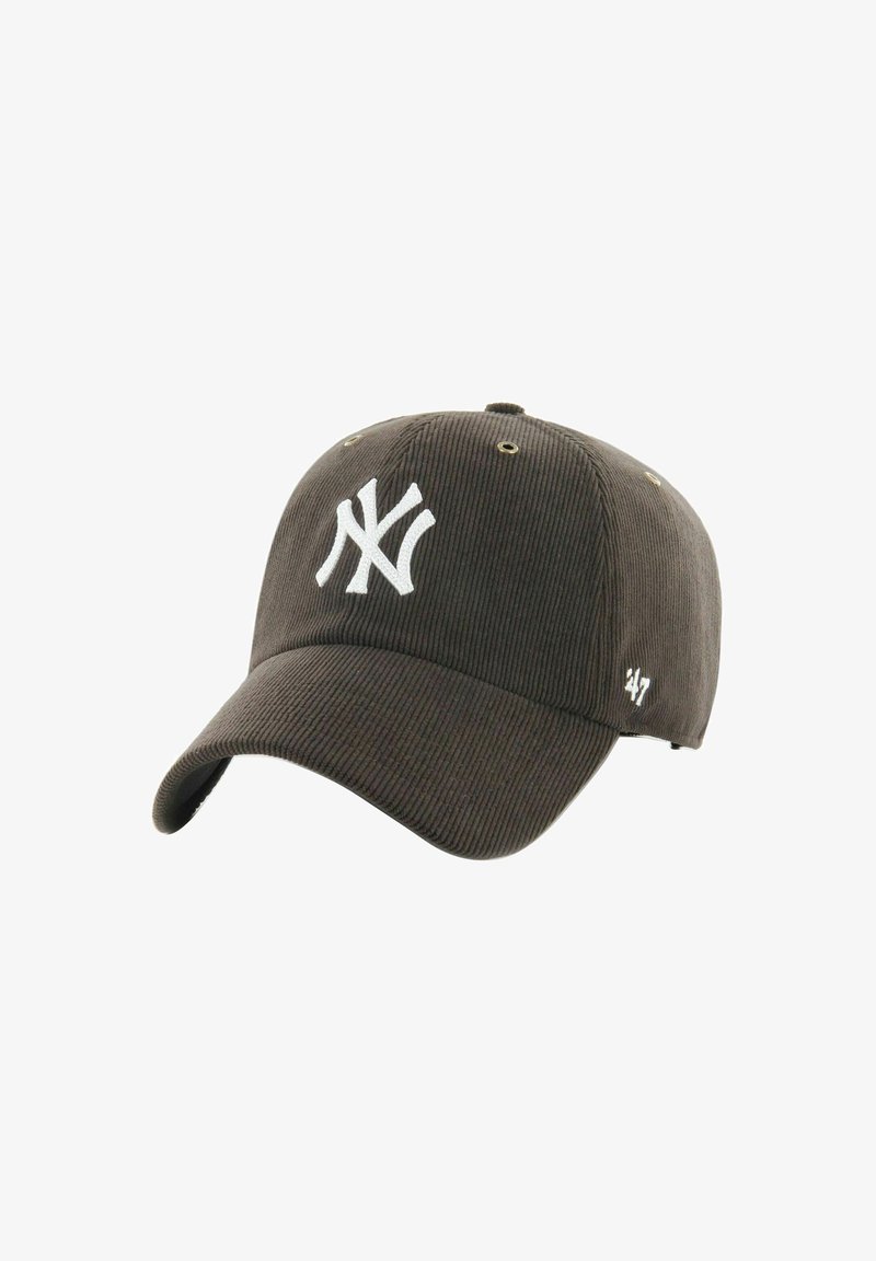 Casquette en velours côtelé marron avec une visière incurvée, arborant un logo New York blanc brodé à l'avant et un petit "47" blanc sur le côté.