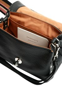 Borsa a tracolla in pelle nera con finitura testurizzata, fodera in tessuto arancione, particolari in argento e tracolla rimovibile. Presenta uno scomparto interno per carte.