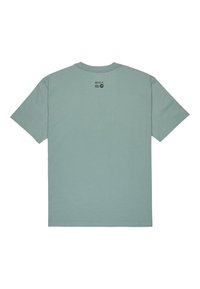 T-shirt in cotone di un morbido verde acqua con maniche corte, colletto a giro e un piccolo logo stampato sulla parte superiore della schiena. Texture liscia, vestibilità casual.