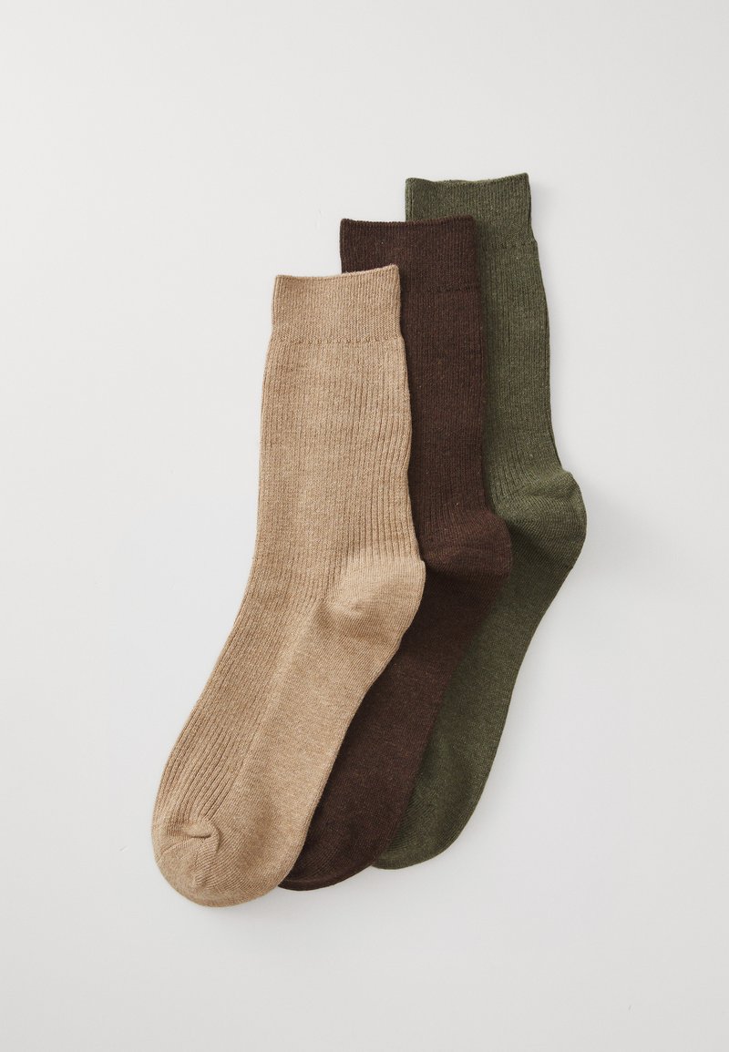 Tres pares de calcetines de caña corta con estrías en beige, marrón y verde oliva, dispuestos de manera superpuesta sobre un fondo blanco.