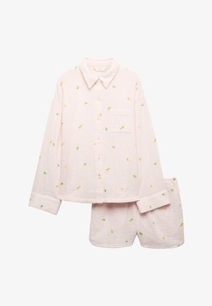 Jasnoróżowy komplet piżamowy zapinany na guziki, z długimi rękawami i szortami, ozdobiony małymi żółto-zielonymi wzorami kwiatowymi oraz kieszenią na koszuli.