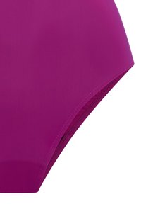 Bas de bikini taille haute en violet vif, texture lisse, et un design minimaliste avec une silhouette épurée et une taille élastique.