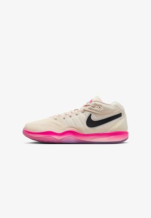 Baskets Nike beige clair avec logo swoosh noir et semelle rose translucide, vues de côté extérieur.