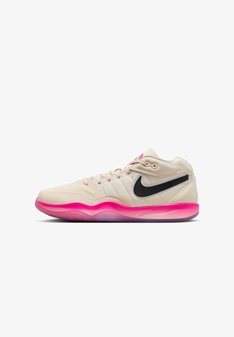 Baskets Nike beige clair avec logo swoosh noir et semelle rose translucide, vues de côté extérieur.