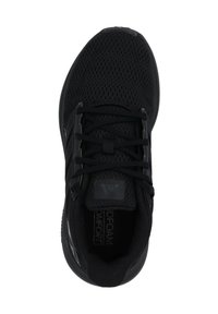 Svart sportskor med övre i mesh, justerbara snören, vadderad krage och gummisula. Utmärks av logotyp och dämpningsdetaljer inuti.