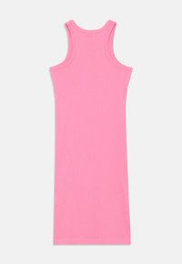 Rosa bomull tankkjole med en tettsittende design. Har smale skulderstropper og en lang, rett fasong. Jevn tekstur, uten mønstre eller detaljer.