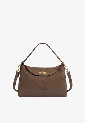 Sac à main en daim marron avec fermeture à rabat, verrou tournant doré, poignée unique sur le dessus et bandoulière amovible.