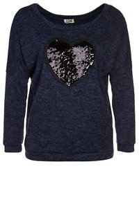 Mörkblå långärmad sweatshirt med en paljettformad hjärtdesign i nyanser av svart och lila i mitten. Mjuk textur.