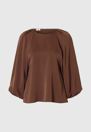 Blouse en satin marron avec un col rond, des manches bouffantes et une coupe décontractée. Présente des détails froncés aux épaules et une texture lisse.