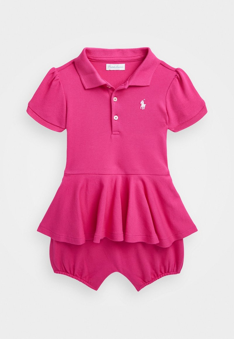 Růžové polokošilové šaty s krátkými nafouklými rukávy, vrstvenou rozšířenou sukní a zapínáním na druky. Na hrudi je malé bílé logo.