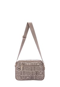 Borsa a spalla grigia con motivo a logo in rilievo, forma rettangolare e tracolla staccabile con dettagli in metallo dorato.
