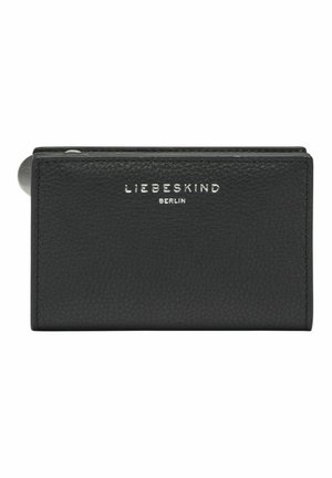 Zwarte gestructureerde leren portemonnee met zilveren "Liebeskind Berlin"-logo aan de voorkant en een afgeronde klip sluiting aan de linkerbovenkant.