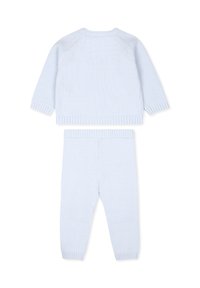 Completo per neonato azzurro chiaro in maglia, composto da una maglietta a maniche lunghe con polsini a coste e pantaloni coordinati. Tessuto morbido, design delicato, senza fantasie.
