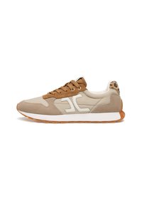Sneaker beige con accenti marroni, logo bianco, materiali in suede e pelle, retro testurizzato con stampa leopardata e suola in gomma.