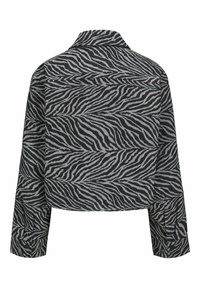 Juoda ir pilka trumpa striukė su zebra raštu, ilgomis rankovėmis ir klasikiniu marškinių apykakle. Tekstūruota medžiaga ir dvi užpakalinės kišenės.