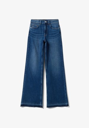 Jeans di denim blu con taglio a gamba larga, tasche frontali, passanti per cintura e chiusura con bottoni, mostrati distesi su sfondo bianco.