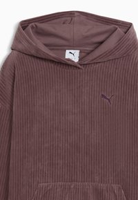 Polarowa hoodie w pylistym mauve z kordurowej tkaniny. Posiada przednią kieszeń, prążkowaną strukturę oraz wyszywane logo Pumy na lewej piersi.
