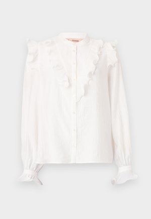 Blusa branca feita de um tecido leve, com frente e punhos franzidos, fecho de botão e mangas longas.