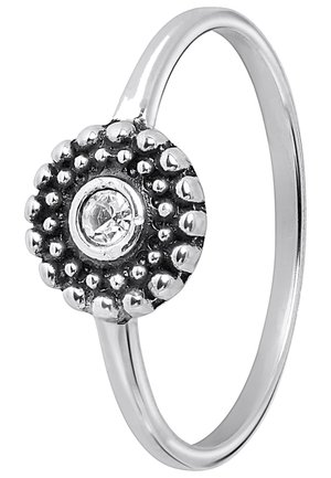 Zilveren ring met een rond parelmoer ontwerp rondom een centrale heldere edelsteen op een gladde, dunne band.