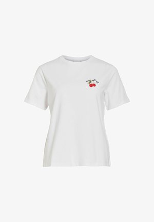 T-shirt blanc à manches courtes avec un petit motif cerise rouge et le texte « more cherry » sur le côté gauche de la poitrine, vue de face, fond uni.