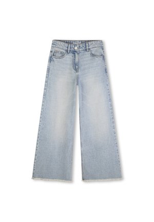 Lichtblauwe jeans met wijde pijpen, hoge taille, knopen aan de voorkant, studs aan de zijkant en rafelige zomen, op een witte achtergrond.