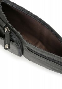 Clutch in pelle nera con una texture liscia, caratterizzato da una zip argentata e un rivestimento interno marrone. Include una tasca esterna con zip.