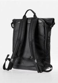Zaino nero con spallacci regolabili imbottiti, finitura in pelle liscia, forma rettangolare e maniglia centrale superiore per un trasporto facile.
