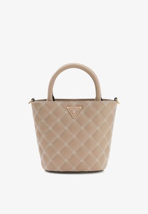 Borsa trapuntata beige con doppi manici arrotondati, caratterizzata da una targhetta logo in metallo dorato e accenti di cuciture bianche. Esterno dalla texture liscia.