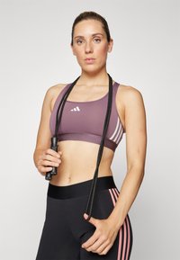 adidas Performance POWERREACT MEDIUM SUPPORT HYPERGLAM BRA - Športni modrček s srednjo podporo - shadow fig/white