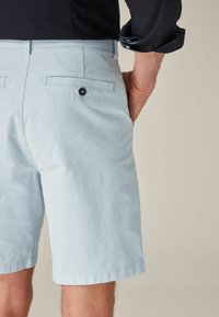 Next STRAIGHT FIT STRETCH CHINO - Šortky - light blue oxford