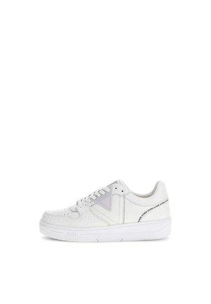 Baskets blanches avec un design floral texturé, cuir lisse, col rembourré, accents gris et lacets. Présente des détails de logo sur le côté.