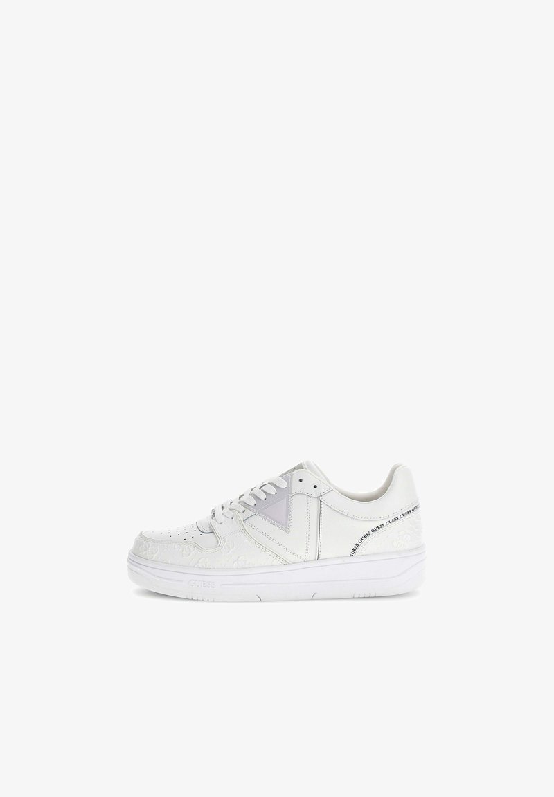 Witte sneaker met gestructureerd bloemdessin, glad leer, gevoerde kraag, grijze accenten en veters. Bevat logo-details aan de zijkant.