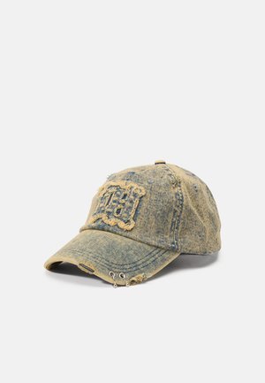 Denim-Baseballmütze in verblasstem Blau mit abgenutzten Akzenten, gesticktem Logo auf der Vorderseite und Metallösen an der Seite.