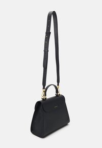 Borsa a tracolla in pelle nera con un design strutturato, texture liscia, manico superiore e tracolla regolabile. Presenta accessori in tonalità oro e logo impresso.