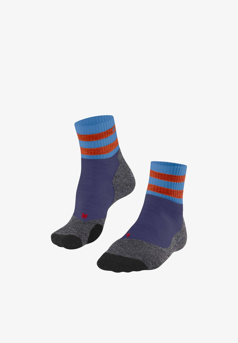 Paire de chaussettes courtes violettes avec des bords bleus, des rayures orange, et des talons et bouts gris texturés, présentées côte à côte.
