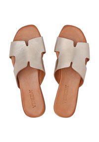 Béžové kožené sandály na slip-on s širokým páskem ve tvaru X a hnědými strukturovanými stélkami. Plná podrážka s hladkým, minimalistickým designem.