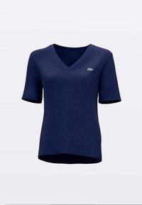 Tricou bleumarin cu mânecă scurtă, din material moale, cu decolteu în V și un mic logo verde pe partea stângă sus a pieptului. Textură netedă și croială lejeră.