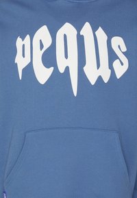Sweat à capuche bleu avec une poche avant et un grand texte stylisé blanc ""pequws"" sur la poitrine.