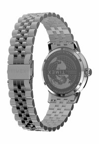 Ezüst színű rozsdamentes acél óra láncos karkötővel, kerek tok, mintás számlap és gravírozott márkajelzés a hátlapon.