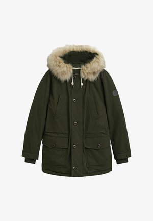 Olivgrüner Parka mit einer Kapuze aus Kunstfell, Druckknopf- und Reißverschluss, zwei vorderen Taschen und einer strukturierten Stoffoberfläche.