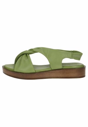 Grøn læder åben tå sandal med snoet rem, elastisk bagrem og træ flad sål.