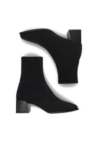 Czarne dzianinowe botki za kostkę o prążkowanej fakturze, w szpic i na słupku. Elegancki design bez widocznych elementów metalowych czy zdobień.