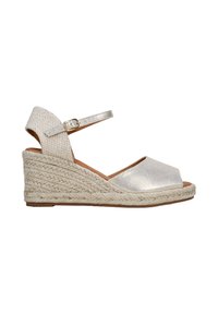 Sandalias de cuña metálica plateada con una correa de tobillo texturizada en crema y una suela intermedia de yute trenzado. Diseño de punta abierta con un hebilla de tobillo segura.