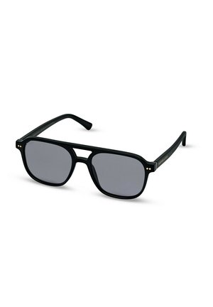 Schwarze, rechteckige Sonnenbrille mit dunklen Gläsern und einem dezenten Brückendetail, liegend auf einer weißen Oberfläche.