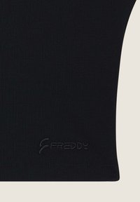Top in tessuto a costine nero con un sottile logo Freddy ricamato nell'angolo. Tessuto liscio, design aderente, maniche corte.