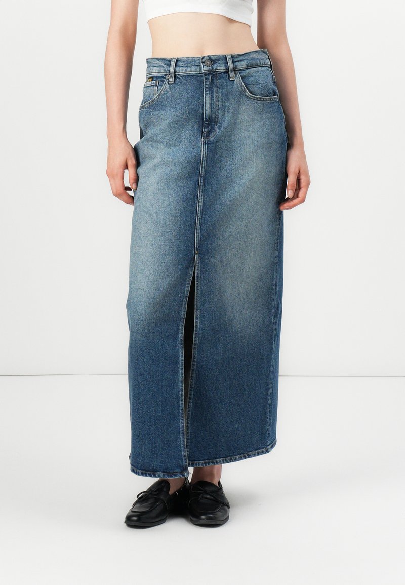 Denim maksi suknja svijetlo plava s prednjim prorezom, visokim strukom, pet džepova, vidljivim šavovima i klasičnim ležernim dizajnom.