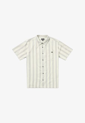 Chemise à manches courtes à boutons de couleur vert clair avec des rayures verticales bleues et beiges, dotée d'une poche poitrine et de boutons noirs.