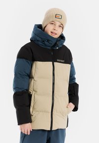  gepolsterte Jacke mit schwarzen, marineblauen und beigen Einsätzen. Mit einem hohen Kragen, einem Reißverschluss vorn und Seitentaschen. Aus strukturiertem Stoff gefertigt.