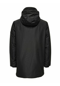 Chaqueta negra impermeable con capucha, con una textura suave y corte recto. Diseño minimalista sin logotipos ni acentos visibles.